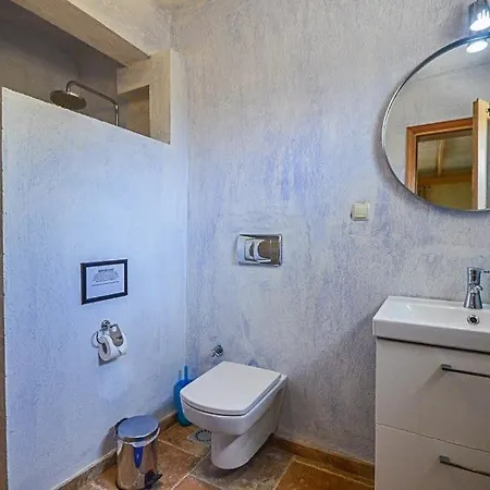 Sleeps 4 Pool Air Con Wifi